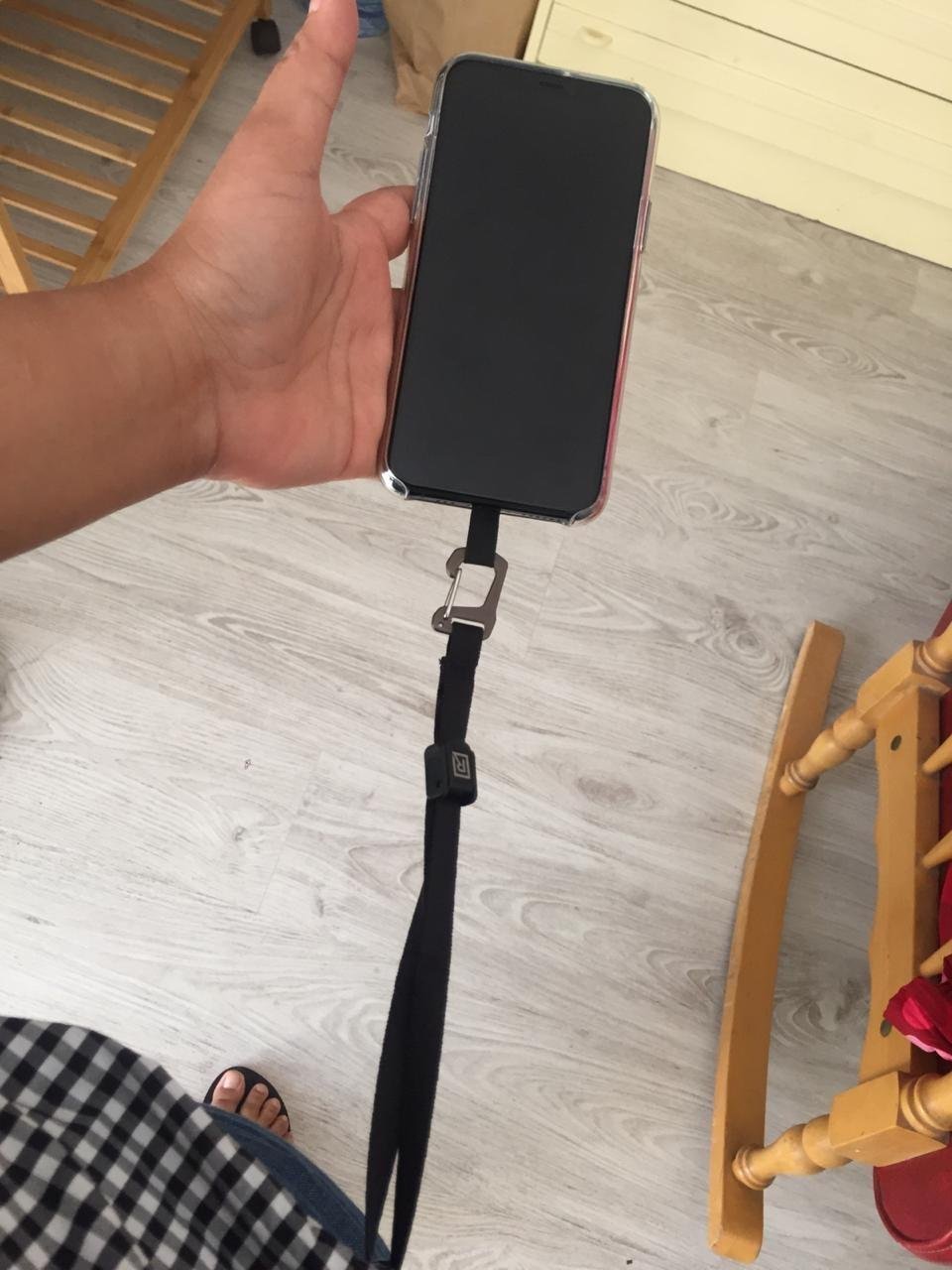 Correa de seguridad para celular - vista real en uso